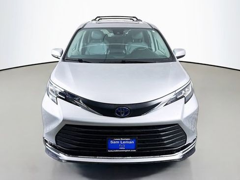 Used 2021 Toyota Sienna XLE w/ XLE Plus Package image 2