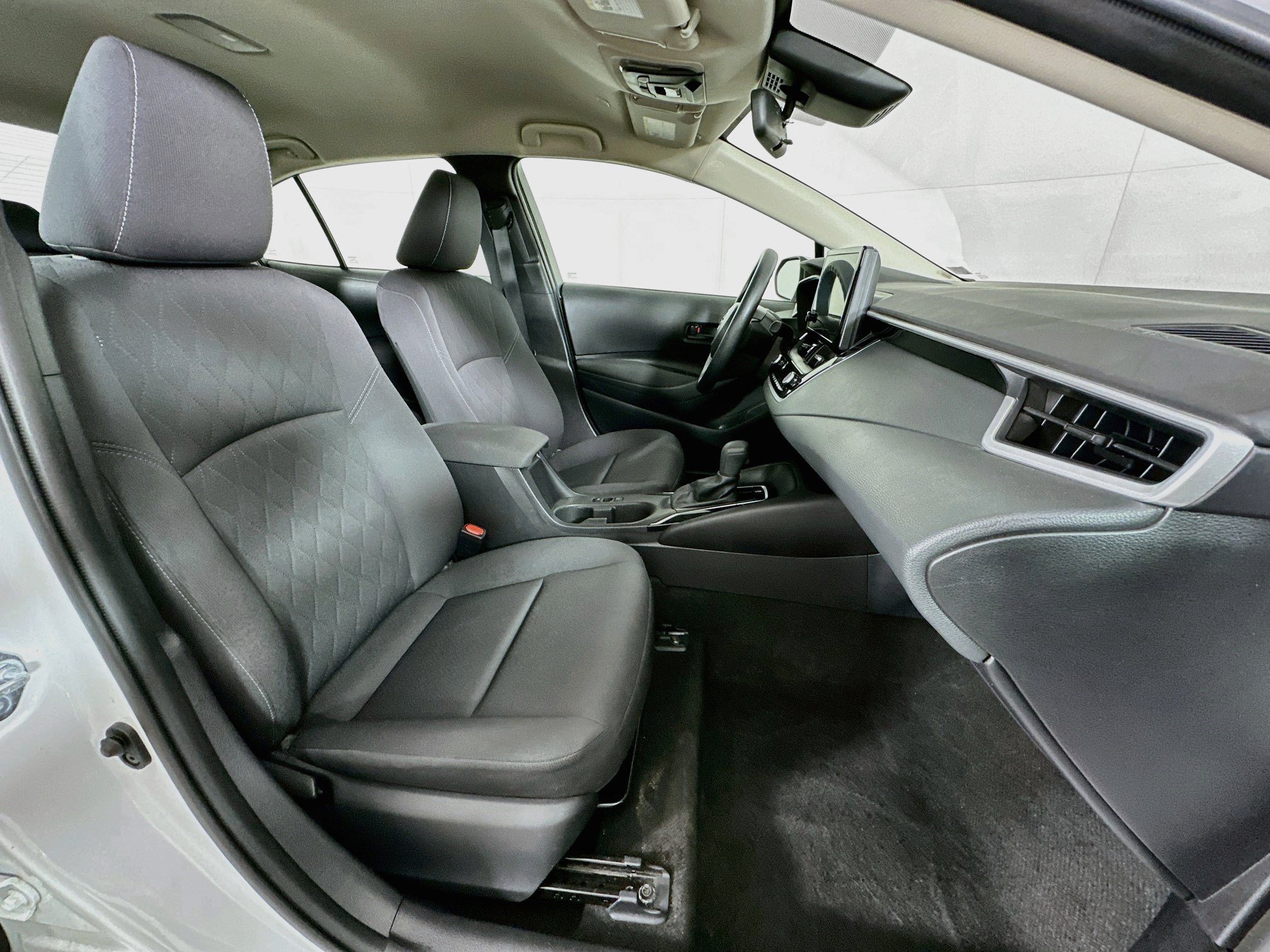 Used 2025 Toyota Corolla LE FWD image 28