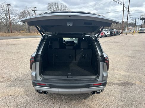 Used 2025 Chevrolet Traverse LT image 12