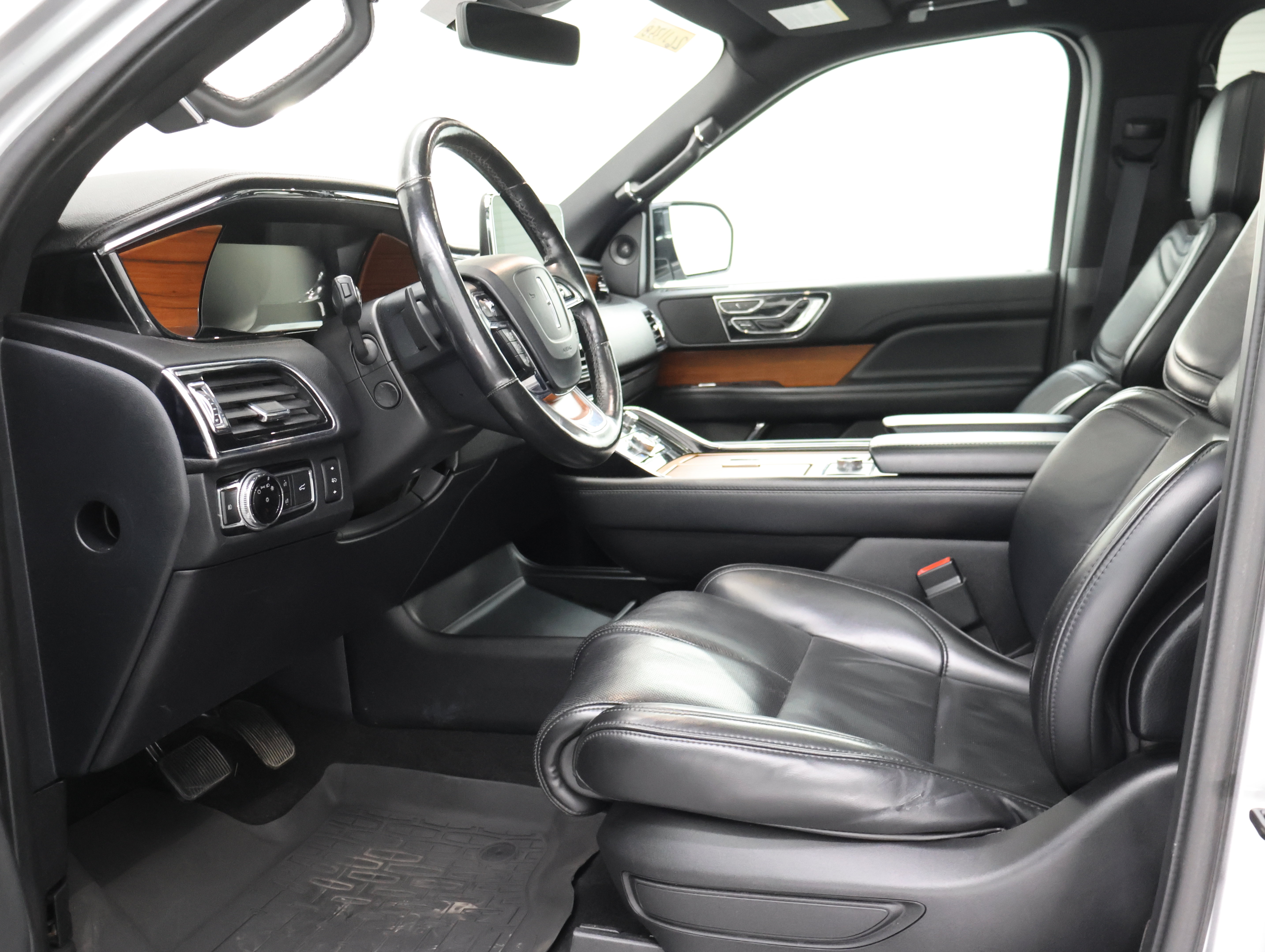 Used 2019 Lincoln Navigator Reserve w/ Cargo Package AWD/4WD image 8