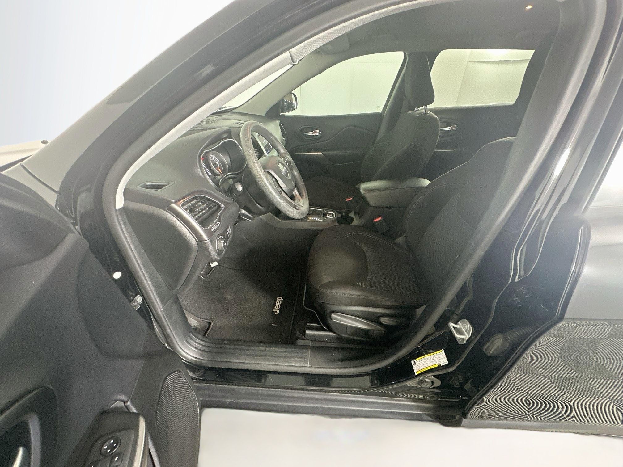 Used 2019 Jeep Cherokee Latitude w/ Popular Appearance Group FWD image 13