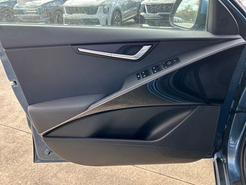 Used 2024 Kia Niro EX image 11