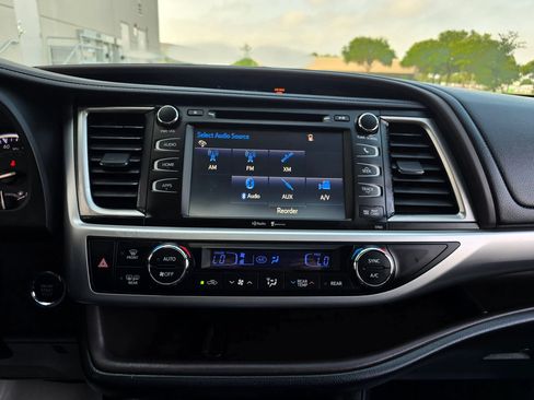 Used 2015 Toyota Highlander XLE FWD image 32