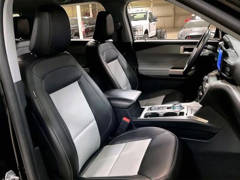 Certified 2022 Ford Explorer XLT w/ Equipment Group 202A image 7