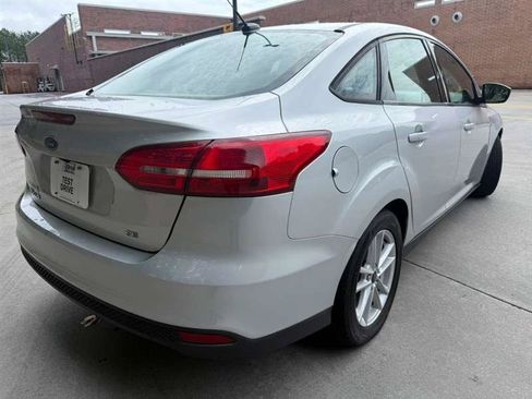 Used 2018 Ford Focus SE FWD image 2