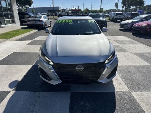 Used 2023 Nissan Altima 2.5 SV w/ SV Premium Package FWD image 2