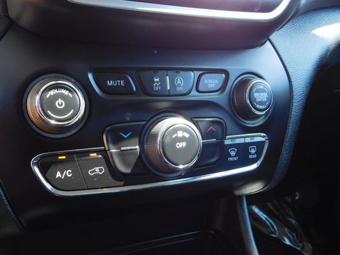 Used 2020 Jeep Cherokee Latitude FWD image 18
