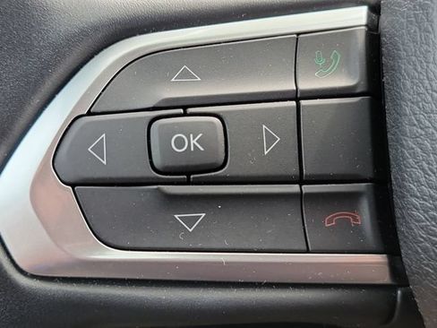 Used 2022 Jeep Compass Latitude w/ Sun and Sound Group AWD/4WD image 12