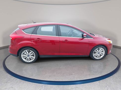 Used 2017 Ford Focus Titanium w/ Titanium Technology Package FWD image 4