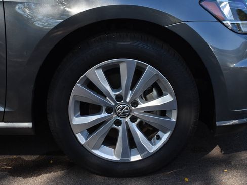 Used 2021 Volkswagen Golf 4-Door image 4