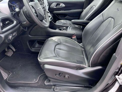 Used 2025 Chrysler Pacifica Limited FWD image 15