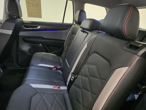 Used 2024 Volkswagen Atlas Peak Edition SE AWD/4WD image 28