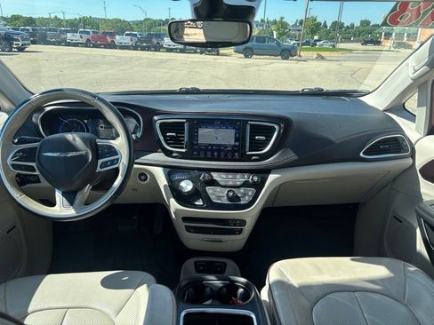 Used 2018 Chrysler Pacifica Limited w/ Tire & Wheel Group FWD image 21