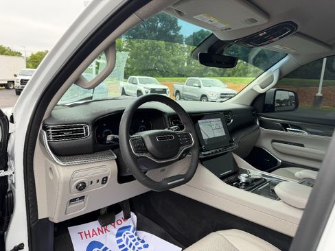 Used 2022 Jeep Wagoneer Series II AWD/4WD image 34