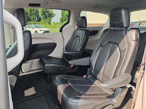Used 2023 Chrysler Pacifica Touring-L FWD image 14