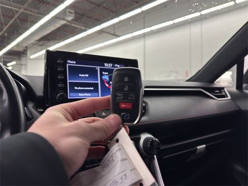 Used 2021 Toyota RAV4 SE image 30