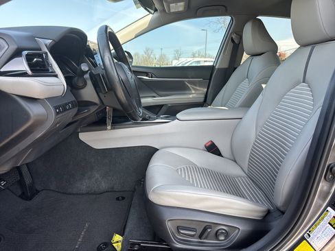 Used 2022 Toyota Camry SE image 16