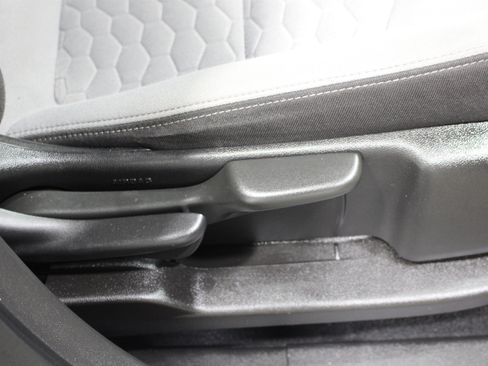 Used 2021 Chevrolet Equinox LS FWD image 25