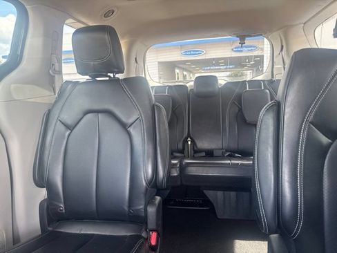 Used 2023 Chrysler Pacifica Touring-L FWD image 21