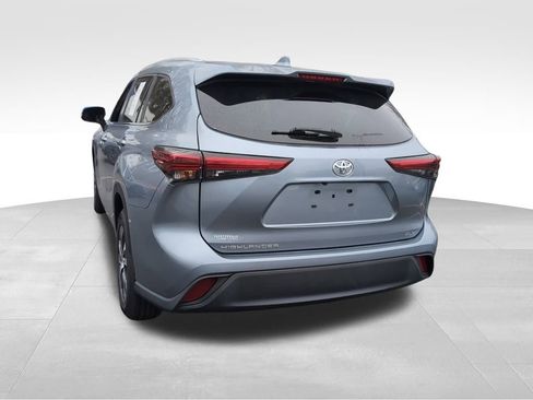 Used 2023 Toyota Highlander XLE image 6