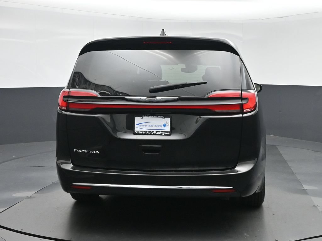 Used 2024 Chrysler Pacifica Touring-L FWD image 6