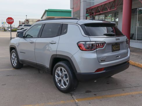 Used 2025 Jeep Compass Latitude AWD/4WD image 7