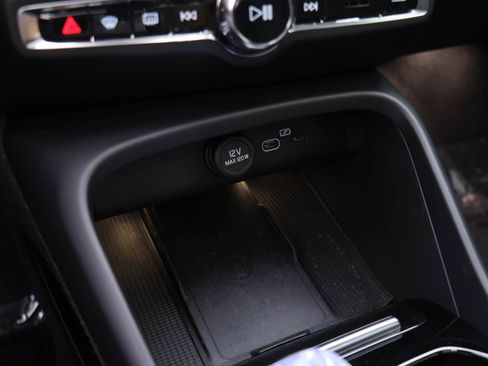 Certified 2024 Volvo XC40 B5 Plus image 12