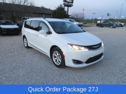 Used 2018 Chrysler Pacifica Touring-L Plus w/ Advanced Safetytec Group image 2