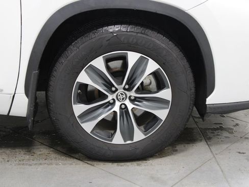 Used 2022 Toyota Highlander XLE image 12