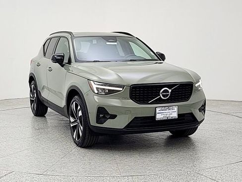 Certified 2025 Volvo XC40 B5 Plus AWD/4WD image 2