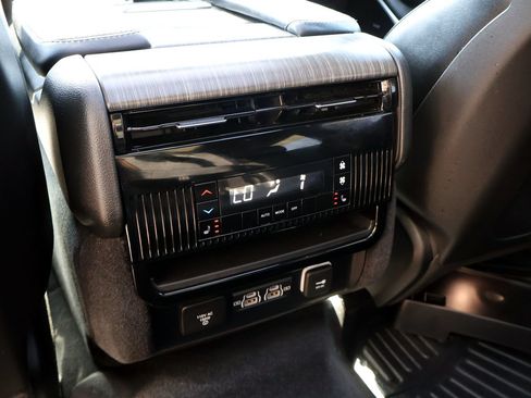 Used 2024 Jeep Wagoneer L Series III w/ Premium Group I AWD/4WD image 17