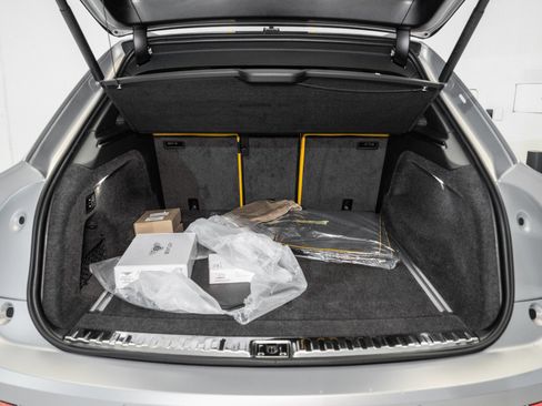 Used 2025 Bentley Bentayga image 11