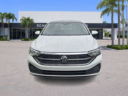Used 2023 Volkswagen Jetta SE image 2