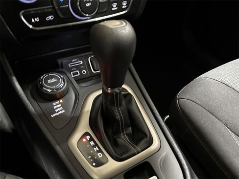 Used 2016 Jeep Cherokee Latitude w/ Cold Weather Group image 17