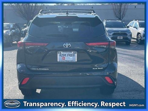 Certified 2023 Toyota Highlander XLE image 7