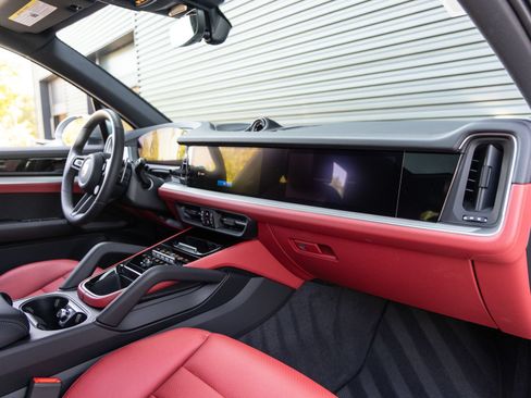 Used 2025 Porsche Cayenne AWD/4WD image 36