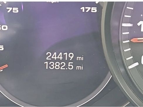 Used 2023 Porsche Cayenne Platinum Edition image 3