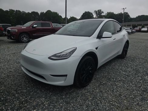 Used 2022 Tesla Model Y Long Range AWD/4WD image 1