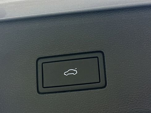 Used 2025 Volkswagen Atlas SE image 29