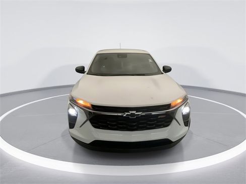 Used 2025 Chevrolet Trax RS image 7