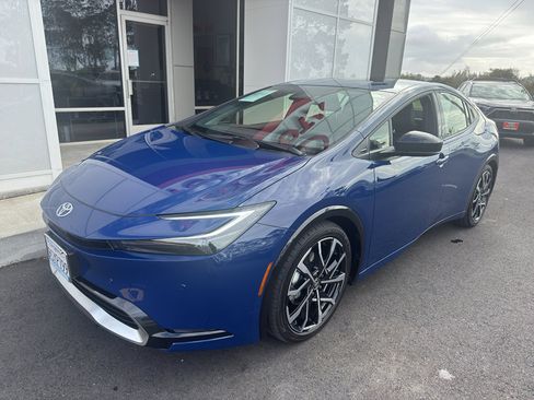 Used 2025 Toyota Prius Plug-In Hybrid image 2
