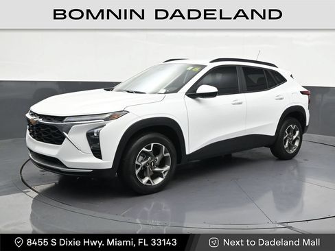 Used 2025 Chevrolet Trax LT FWD image 1