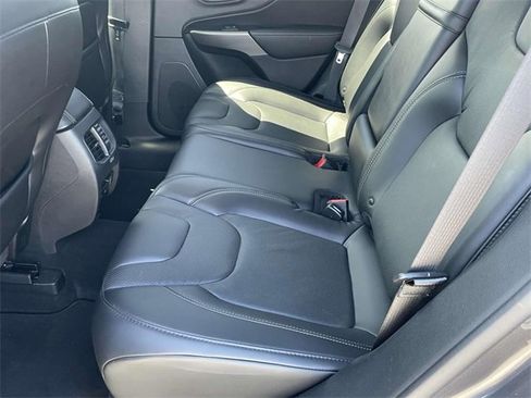 Used 2019 Jeep Cherokee Limited image 12