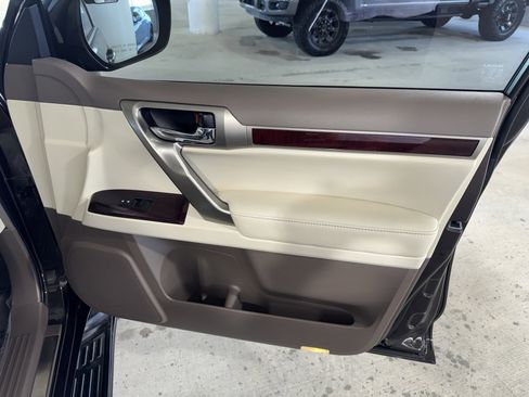 Used 2016 Lexus GX 460 Luxury w/ Preferred Accessory Package image 9