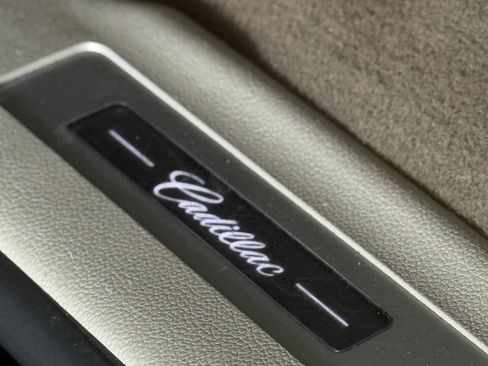 Used 2015 Cadillac Escalade Luxury image 19