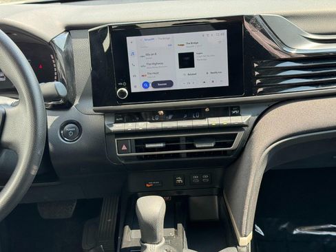 Certified 2025 Toyota Camry Hybrid image 13