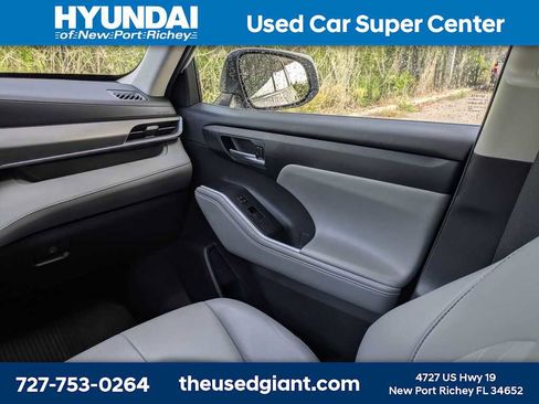 Used 2021 Toyota Highlander XLE AWD/4WD image 24