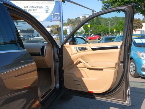 Used 2015 Porsche Cayenne S image 31