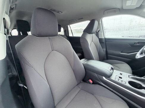 Used 2025 Toyota Highlander LE FWD image 25