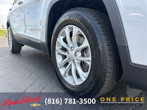 Used 2019 Jeep Cherokee Latitude w/ Popular Appearance Group image 12